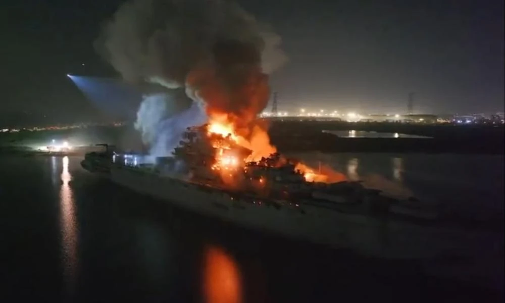 Καίγεται η σοβιετική ναυαρχίδα! Τυλίχθηκε στις φλόγες το αεροπλανοφόρο Minsk που κάποτε τρομοκρατούσε το ΝΑΤΟ (Βίντεο)